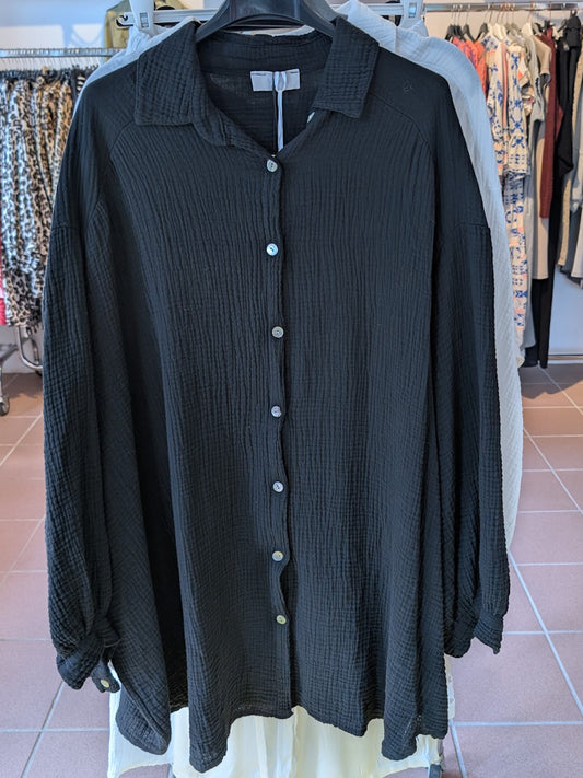 Die lange schwarze Langarm Mousselin Bluse mit leichtem angenehmen Material bietet maximalen Komfort und Bewegungsfreiheit. Must-Have für jeden Kleiderschrank!