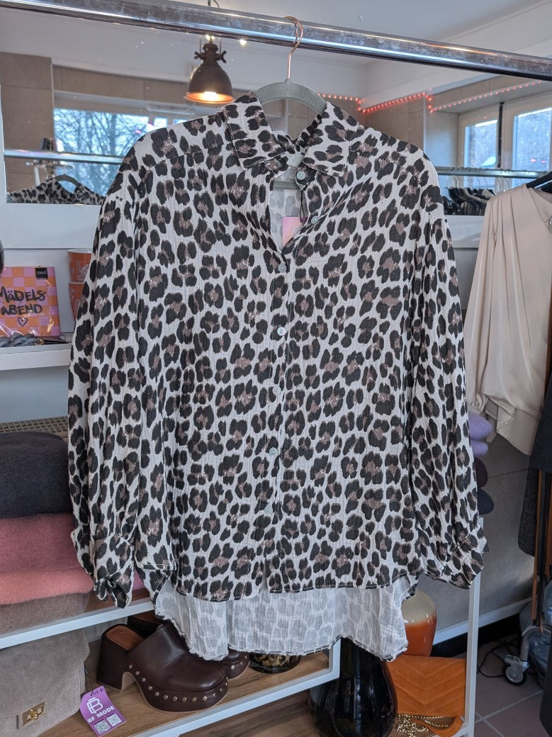 Lebe jeden Tag wie eine Fashionista mit unserer Mousselin Bluse Leo Beige Braun Schwarz! Wow-Faktor - fühle dich selbstbewusst inspiriert.