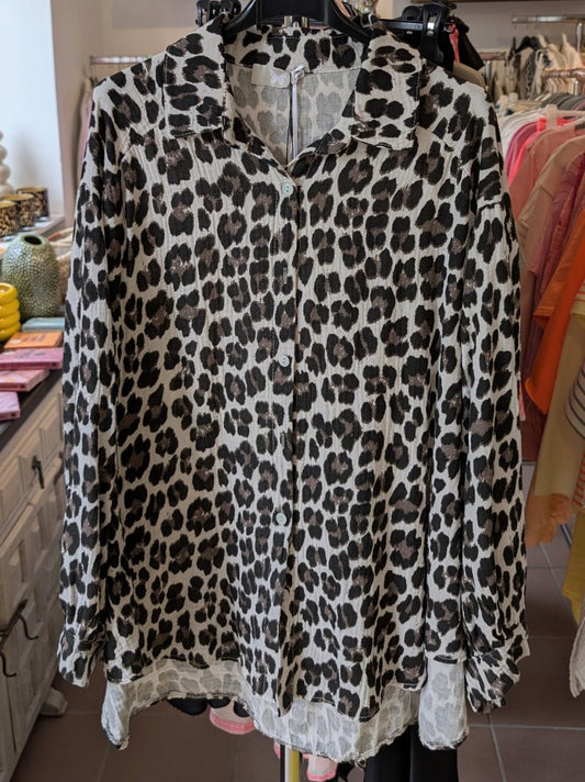 Lebe jeden Tag wie eine Fashionista mit unserer Mousselin Bluse Leo Beige Braun Schwarz! Wow-Faktor - fühle dich selbstbewusst inspiriert.