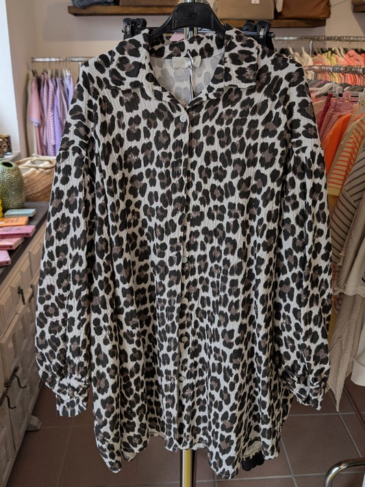 Lebe jeden Tag wie eine Fashionista mit der Mousselin Bluse Leo Beige Braun Schwarz in Oversized! Wow-Faktor Outfit - fühle dich selbstbewusst inspiriert.