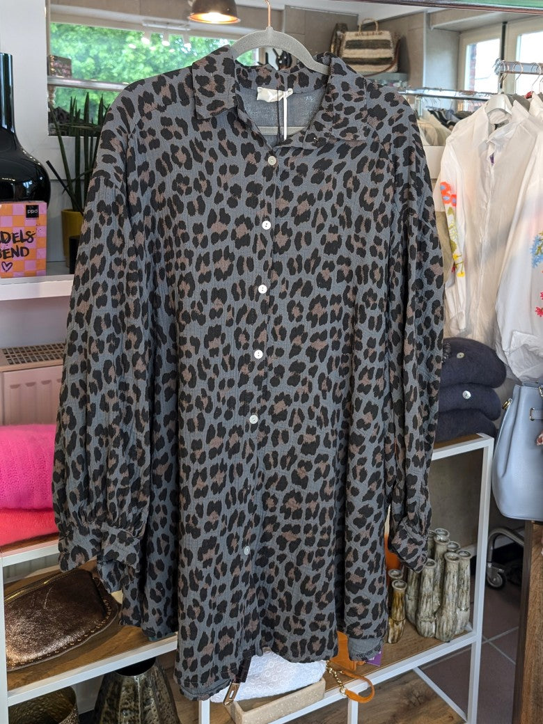 Lebe jeden Tag wie eine Fashionista mit der Mousselin Bluse Leo Blaugrau Braun Schwarz in Oversized! Wow-Faktor Outfit - fühle dich selbstbewusst inspiriert.