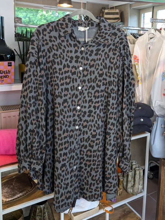 Lebe jeden Tag wie eine Fashionista mit der Mousselin Bluse Leo Blaugrau Braun Schwarz in Oversized! Wow-Faktor Outfit - fühle dich selbstbewusst inspiriert.