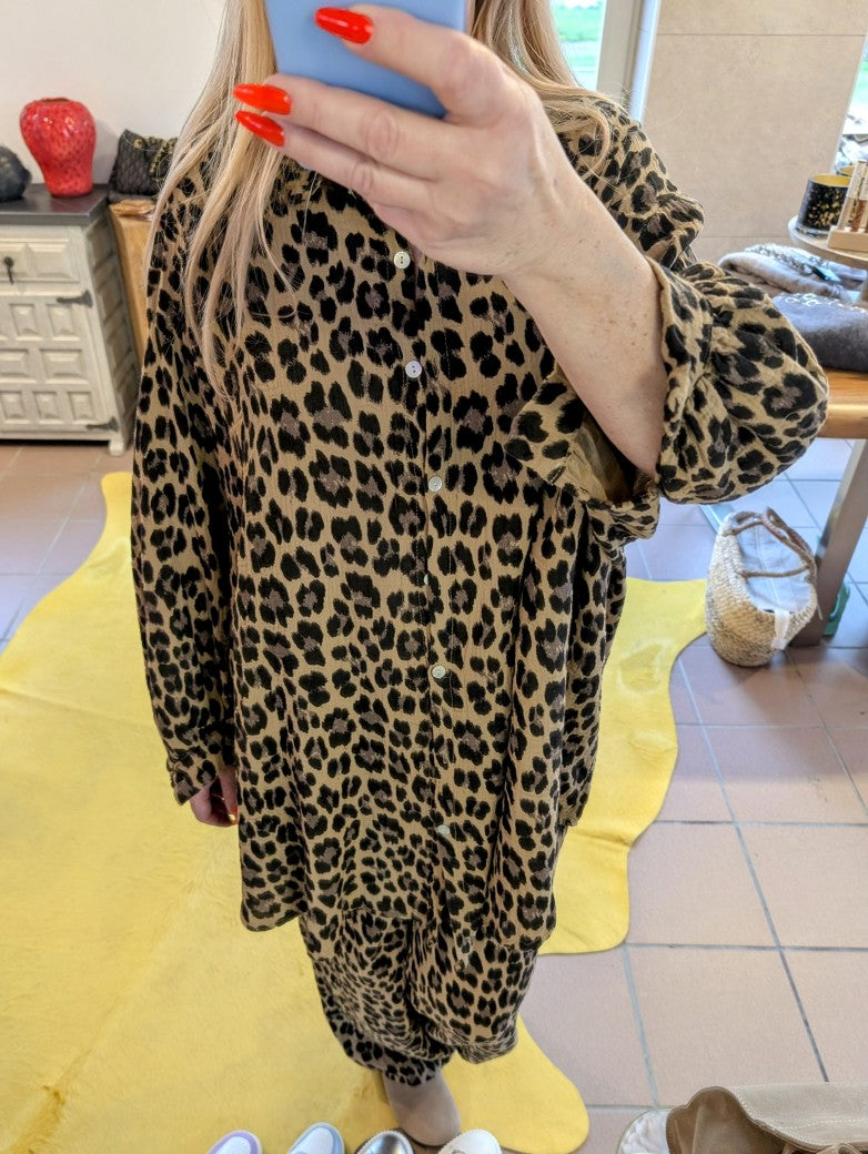 Lebe jeden Tag wie eine Fashionista mit unserer Mousselin Bluse und Hose Leo Braun! Verleihe deinem Outfit einen Wow-Faktor und fühle dich selbstbewusst inspiriert.