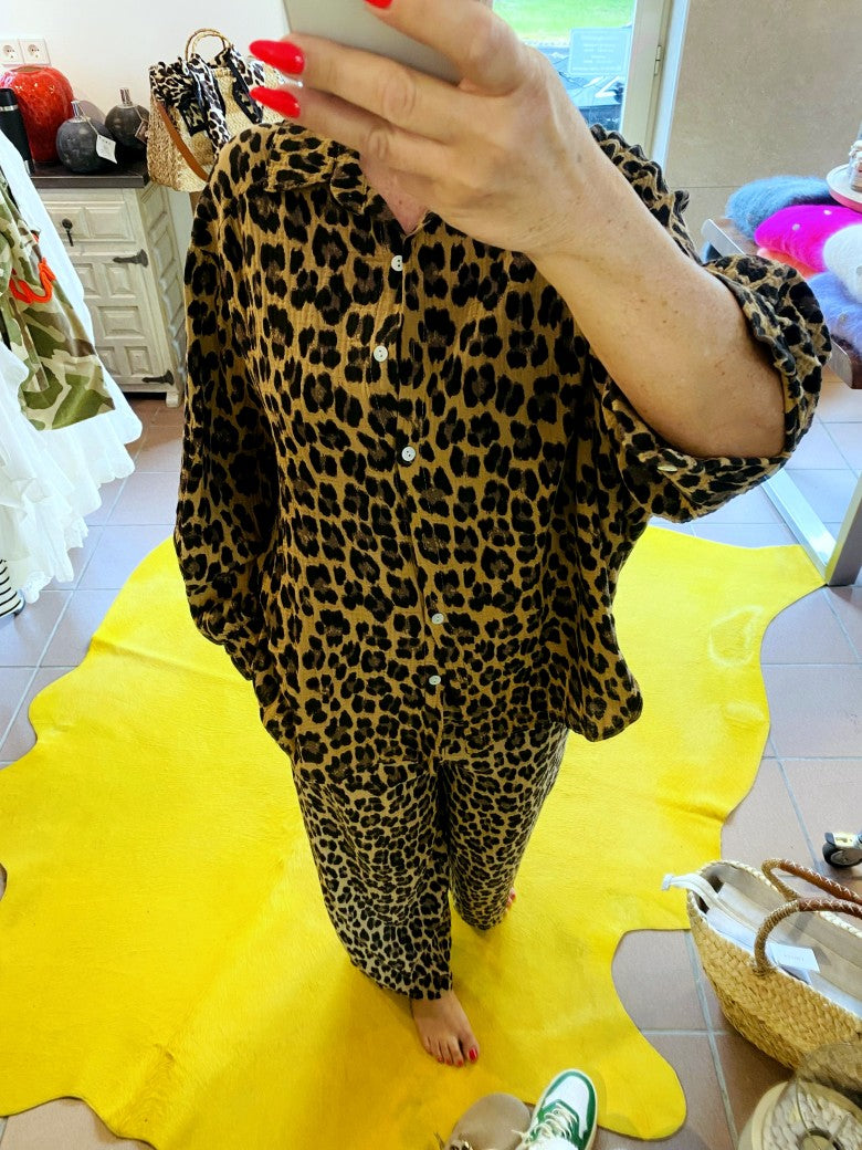 Lebe jeden Tag wie eine Fashionista mit der Mousselin Bluse Leo Braun Schwarz! Verleihe deinem Outfit einen Wow-Faktor und fühle dich selbstbewusst inspiriert.