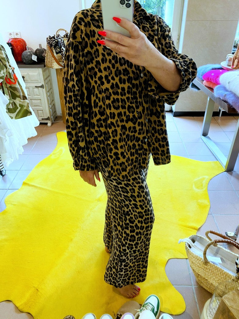 Lebe jeden Tag wie eine Fashionista mit der Mousselin Bluse Leo Braun Schwarz! Verleihe deinem Outfit einen Wow-Faktor und fühle dich selbstbewusst inspiriert.