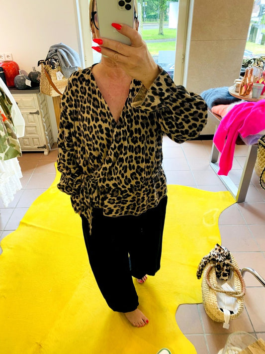 Lebe jeden Tag wie eine Fashionista mit unserer Mousselin Bluse Leo Braun zum Wickeln! Verleihe deinem Outfit einen Wow-Faktor und fühle dich selbstbewusst inspiriert.