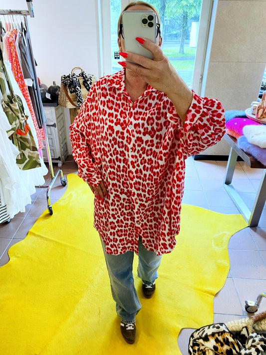 Lebe jeden Tag wie eine Fashionista mit unserer oversized Mousselin Bluse Leo Créme Rot.Verleihe deinem Outfit einen Wow-Faktor und fühle dich selbstbewusst inspiriert!