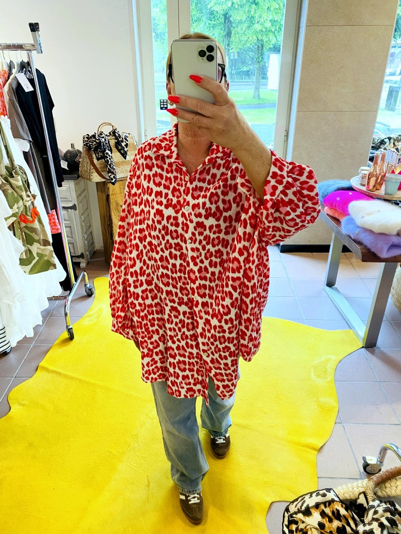Lebe jeden Tag wie eine Fashionista mit unserer oversized Mousselin Bluse Leo Créme Rot.Verleihe deinem Outfit einen Wow-Faktor und fühle dich selbstbewusst inspiriert!