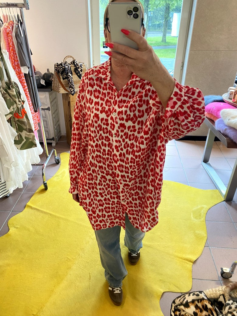 Lebe jeden Tag wie eine Fashionista mit unserer oversized Mousselin Bluse Leo Créme Rot.Verleihe deinem Outfit einen Wow-Faktor und fühle dich selbstbewusst inspiriert!