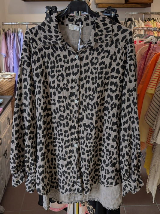 Lebe jeden Tag wie eine Fashionista mit unserer oversized Mousselin Bluse Leo Grau Schwarz! Wow-Faktor - fühle dich selbstbewusst inspiriert!