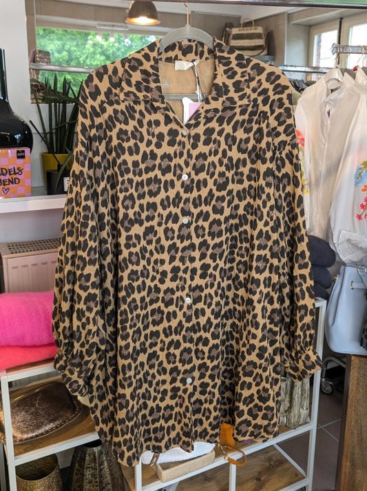 Lebe jeden Tag wie eine Fashionista mit der Mousselin Bluse Leo Hellbraun Braun Schwarz in Oversized! Wow-Faktor Outfit - fühle dich selbstbewusst inspiriert.