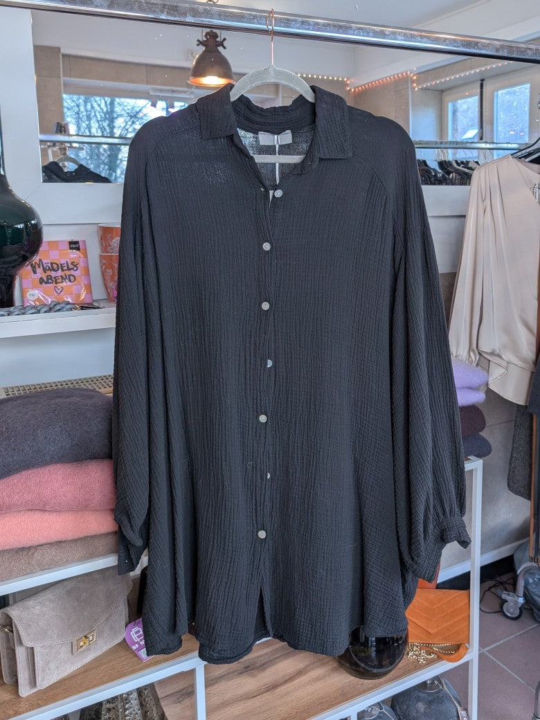 Die lange schwarze Langarm Mousselin Bluse mit leichtem angenehmen Material bietet maximalen Komfort und Bewegungsfreiheit. Must-Have für jeden Kleiderschrank!