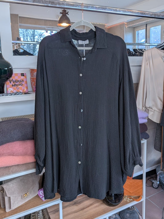 Die lange schwarze Langarm Mousselin Bluse mit leichtem angenehmen Material bietet maximalen Komfort und Bewegungsfreiheit. Must-Have für jeden Kleiderschrank!