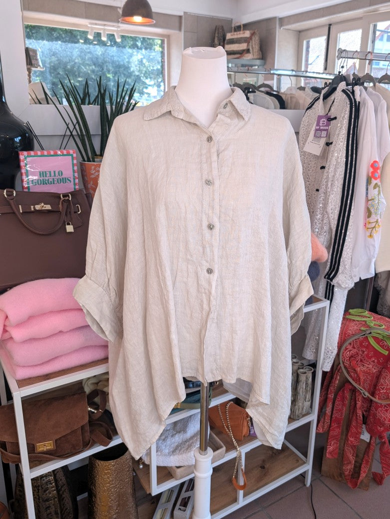 Elegante Oversized-Bluse aus hochwertigem Leinen in elegantem Beige mit charakteristischem VoKuHiLa-Design: verkürzte Vorderseite und längere Rückenseite