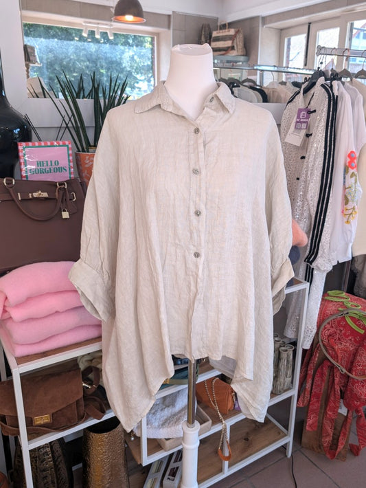 Elegante Oversized-Bluse aus hochwertigem Leinen in elegantem Beige mit charakteristischem VoKuHiLa-Design: verkürzte Vorderseite und längere Rückenseite