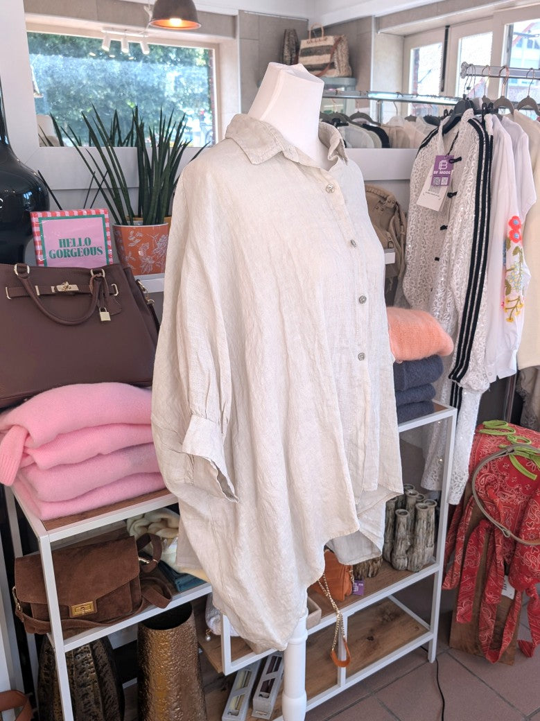Elegante Oversized-Bluse aus hochwertigem Leinen in elegantem Beige mit charakteristischem VoKuHiLa-Design: verkürzte Vorderseite und längere Rückenseite