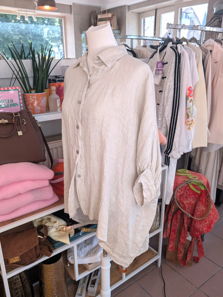 Elegante Oversized-Bluse aus hochwertigem Leinen in elegantem Beige mit charakteristischem VoKuHiLa-Design: verkürzte Vorderseite und längere Rückenseite