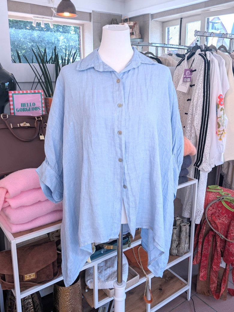 Elegante Oversized-Bluse aus hochwertigem Leinen in zartem Hellblau mit charakteristischem VoKuHiLa-Design: verkürzte Vorderseite und längere Rückenseite