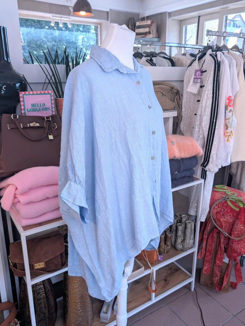 Elegante Oversized-Bluse aus hochwertigem Leinen in zartem Hellblau mit charakteristischem VoKuHiLa-Design: verkürzte Vorderseite und längere Rückenseite