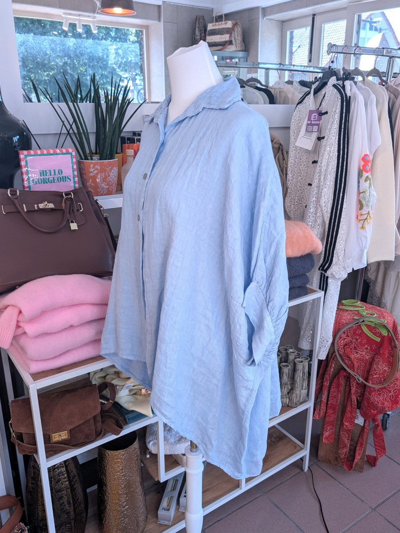 Elegante Oversized-Bluse aus hochwertigem Leinen in zartem Hellblau mit charakteristischem VoKuHiLa-Design: verkürzte Vorderseite und längere Rückenseite