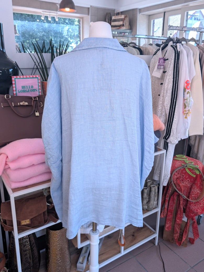 Elegante Oversized-Bluse aus hochwertigem Leinen in zartem Hellblau mit charakteristischem VoKuHiLa-Design: verkürzte Vorderseite und längere Rückenseite