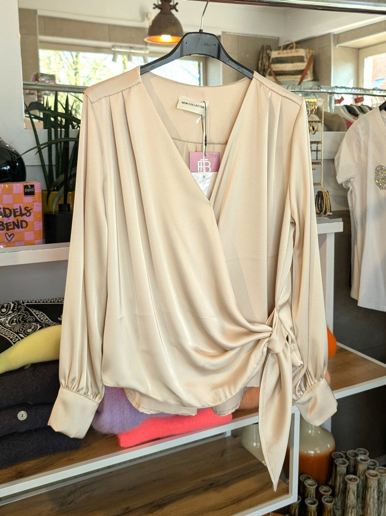 Elegante Wickelbluse aus fließendem Satin in warmem Champagner Beige - die klassische Wickelform schmeichelt jeder Figur – das perfekte Piece für jeden Anlass!