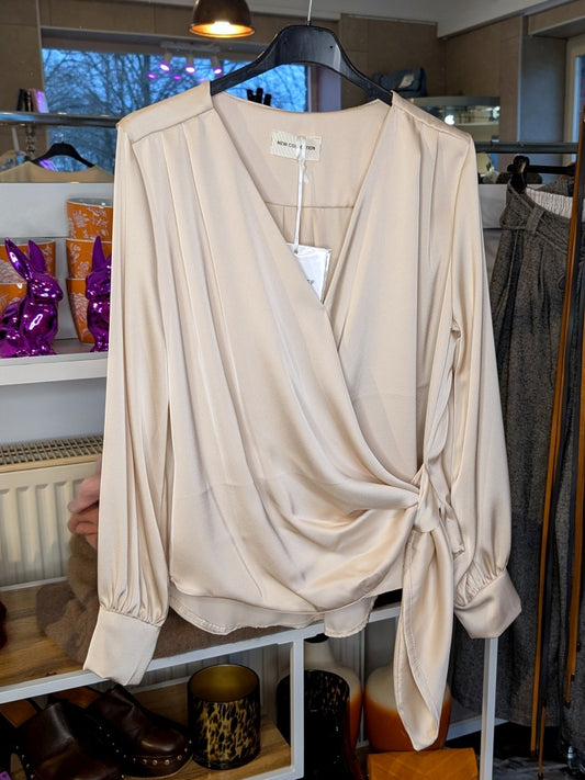 Elegante Wickelbluse aus fließendem Satin in warmem Champagner Beige - die klassische Wickelform schmeichelt jeder Figur – das perfekte Piece für jeden Anlass!
