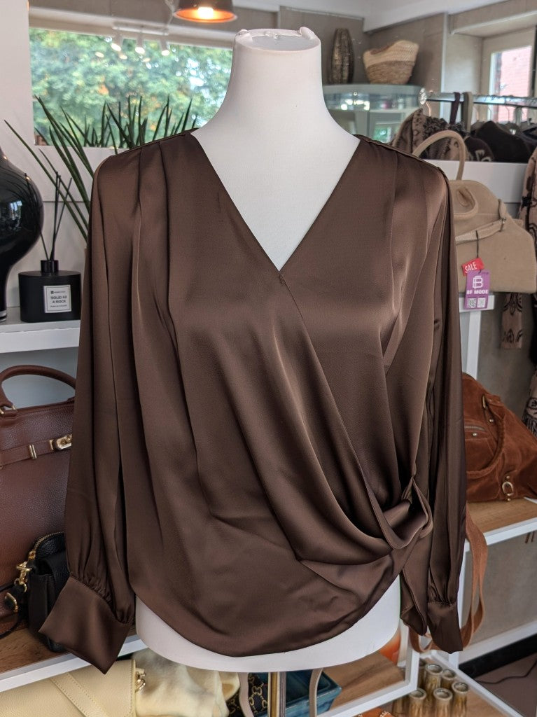 Elegante Wickelbluse aus fließendem Satin in warmem Coffee Braun Gold - die klassische Wickelform schmeichelt jeder Figur – das perfekte Piece für jeden Anlass!