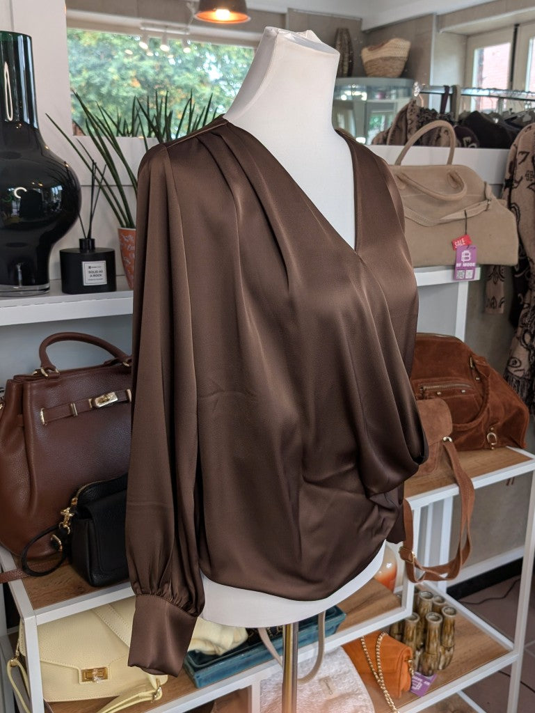 Elegante Wickelbluse aus fließendem Satin in warmem Coffee Braun Gold - die klassische Wickelform schmeichelt jeder Figur – das perfekte Piece für jeden Anlass!