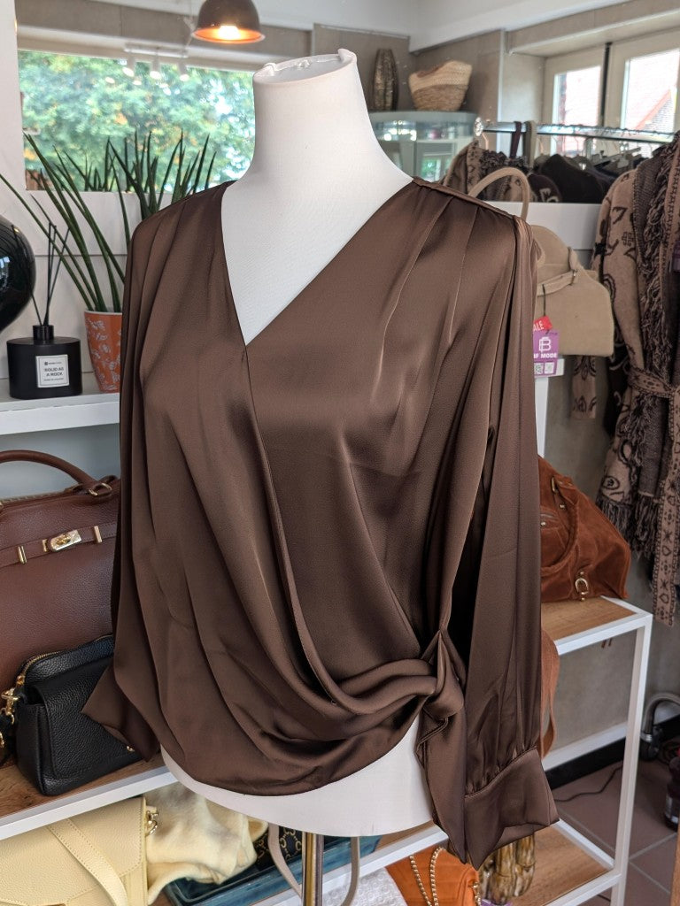 Elegante Wickelbluse aus fließendem Satin in warmem Coffee Braun Gold - die klassische Wickelform schmeichelt jeder Figur – das perfekte Piece für jeden Anlass!