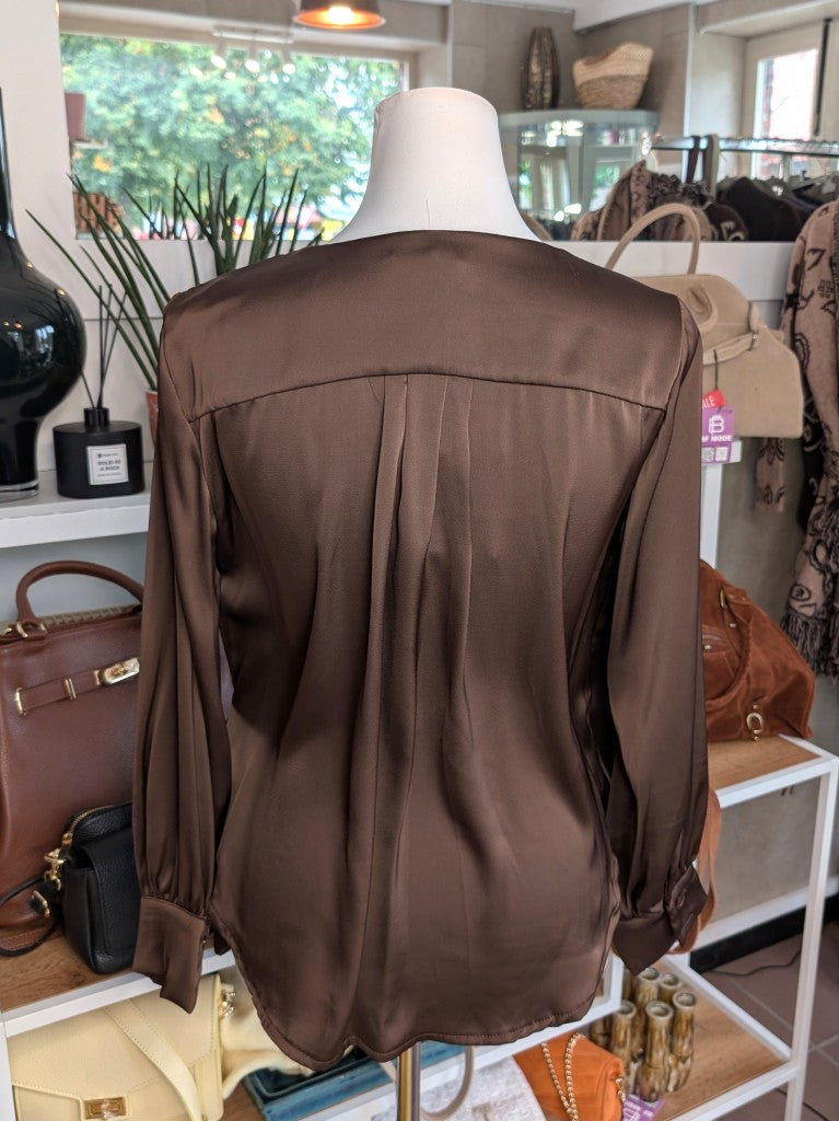 Elegante Wickelbluse aus fließendem Satin in warmem Coffee Braun Gold - die klassische Wickelform schmeichelt jeder Figur – das perfekte Piece für jeden Anlass!