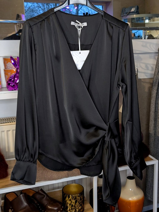 Elegante Wickelbluse aus fließendem Satin in klassischem Schwarz - die klassische Wickelform schmeichelt jeder Figur – das perfekte Piece für jeden Anlass!