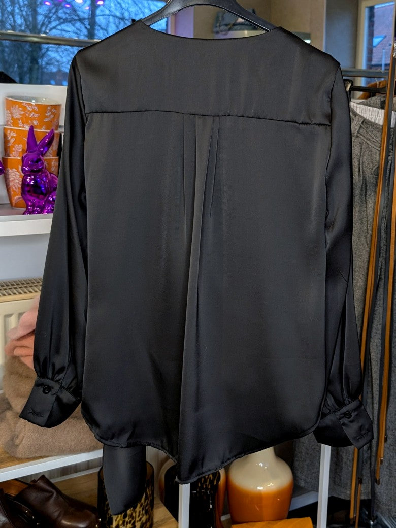 Elegante Wickelbluse aus fließendem Satin in klassischem Schwarz - die klassische Wickelform schmeichelt jeder Figur – das perfekte Piece für jeden Anlass!