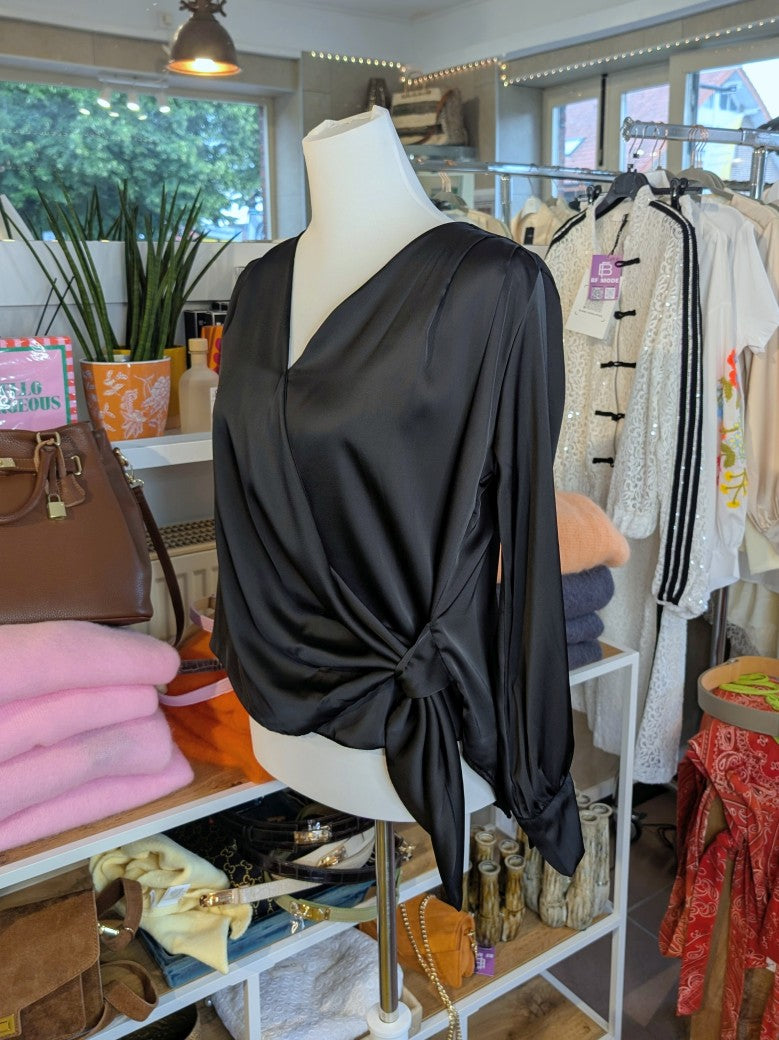 Elegante Wickelbluse aus fließendem Satin in klassischem Schwarz - die klassische Wickelform schmeichelt jeder Figur – das perfekte Piece für jeden Anlass!