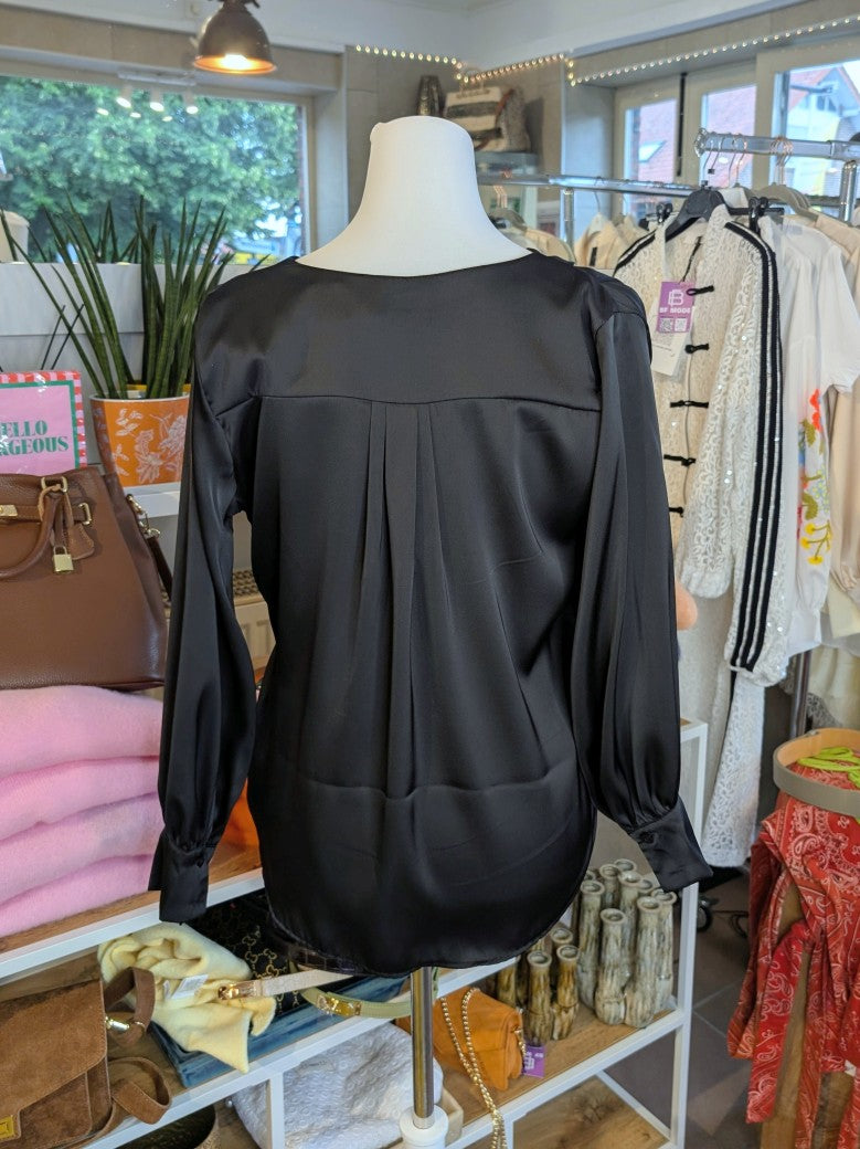 Elegante Wickelbluse aus fließendem Satin in klassischem Schwarz - die klassische Wickelform schmeichelt jeder Figur – das perfekte Piece für jeden Anlass!