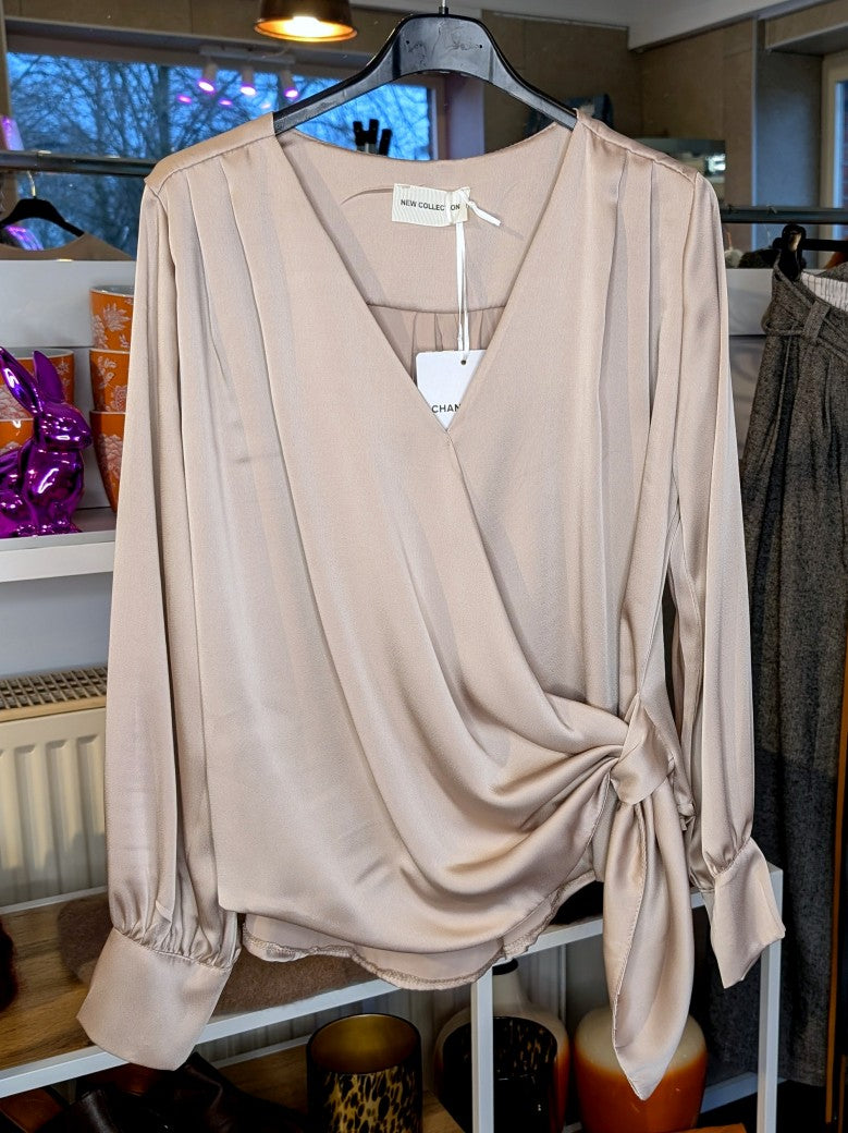 Elegante feminine Wickelbluse aus fließendem Satin in warmem Taupe - die klassische Wickelform schmeichelt jeder Figur – das perfekte Piece für jeden Anlass!