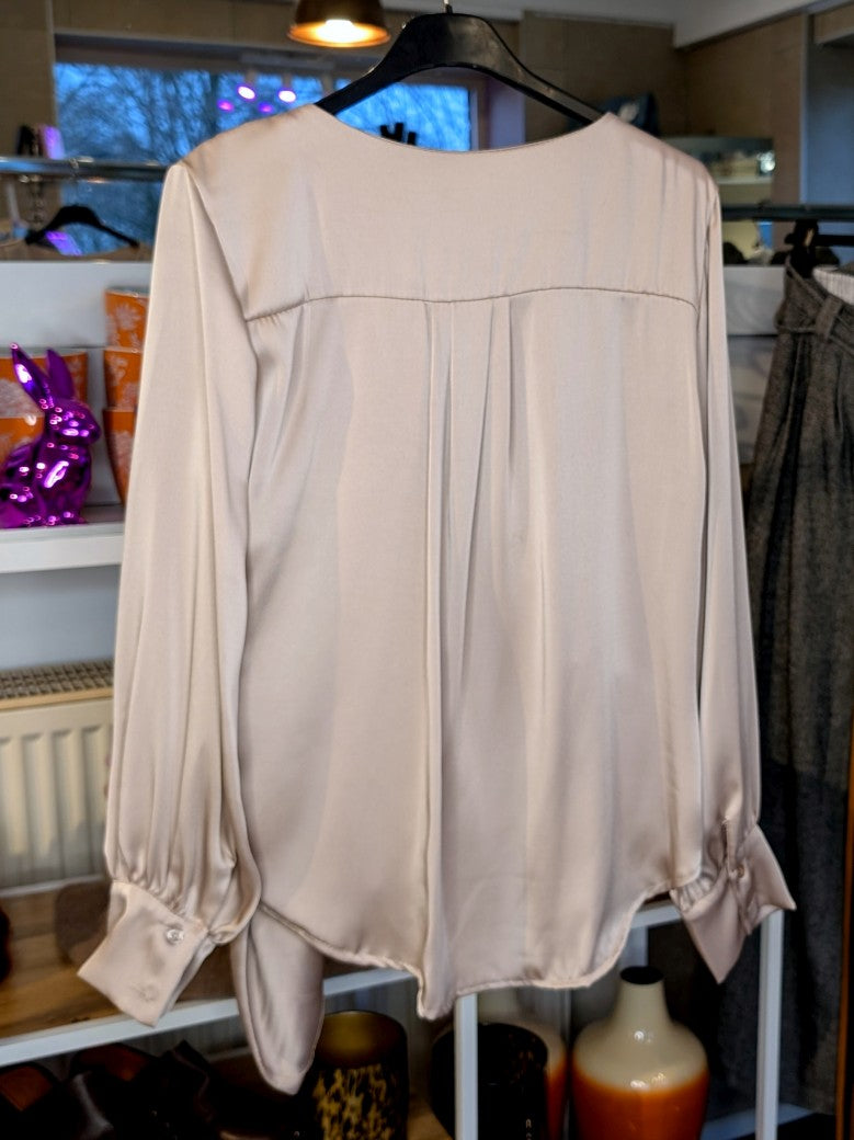 Elegante feminine Wickelbluse aus fließendem Satin in warmem Taupe - die klassische Wickelform schmeichelt jeder Figur – das perfekte Piece für jeden Anlass!