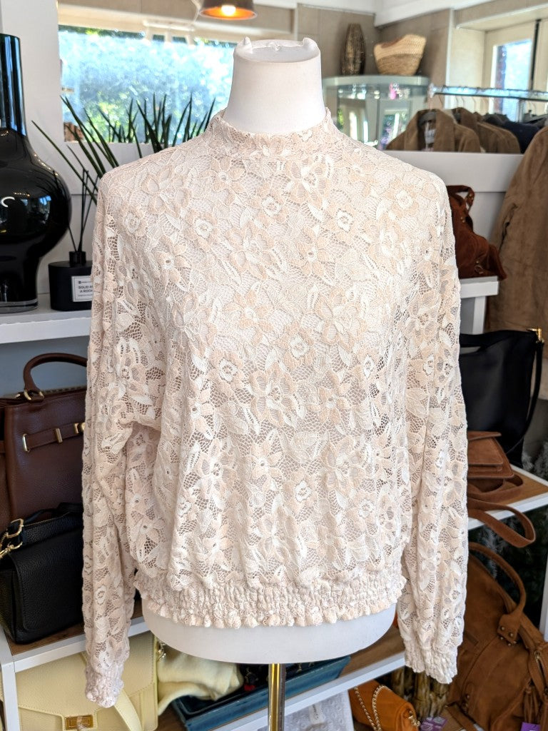 Elegante Langarm Bluse Créme Beige mega elastisch seidig weich, hochwertige Spitzenstoffmischung. Ideal für stilvolle Alltagskombinationen oder elegante Abende.