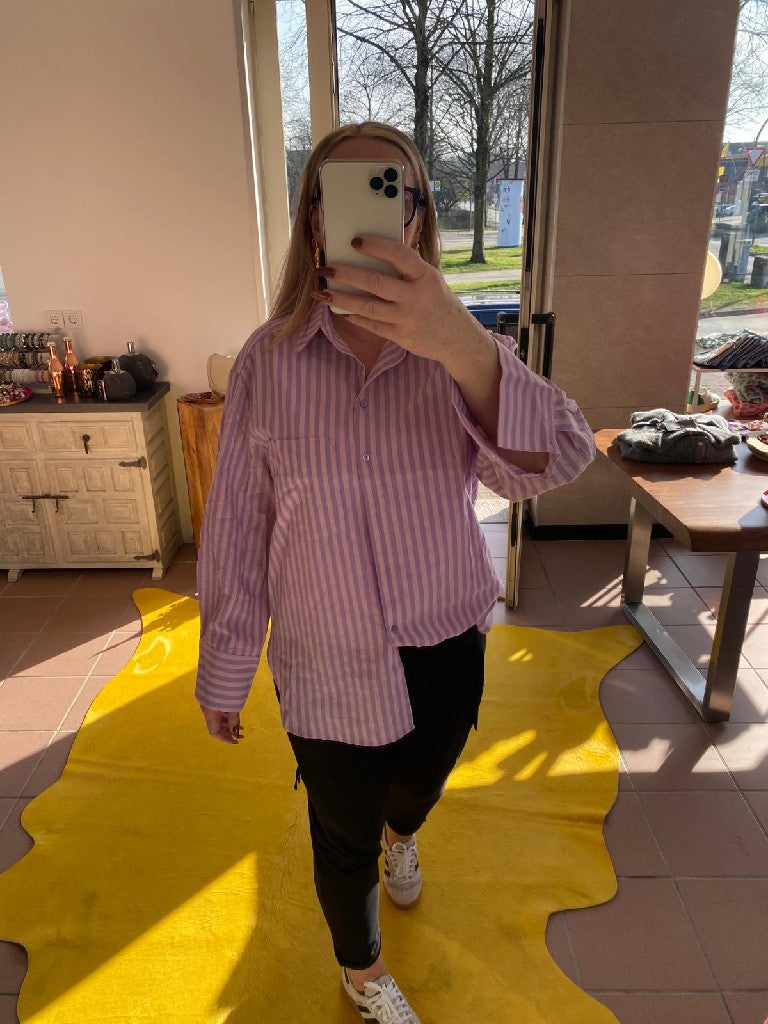 Bringen Sie etwas Farbe in Ihre Garderobe mit dieser Bluse in den trendigen Farben Rosa und Lila. Perfekt für Frühling/Sommer - ein echter Hingucker!