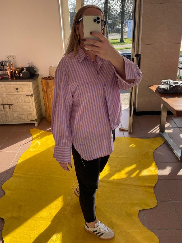 Bringen Sie etwas Farbe in Ihre Garderobe mit dieser Bluse in den trendigen Farben Rosa und Lila. Perfekt für Frühling/Sommer - ein echter Hingucker!