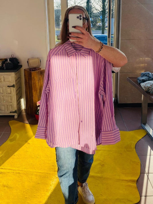 Bringen Sie etwas Farbe in Ihre Garderobe mit dieser Bluse in den trendigen Farben Rosa und Lila. Perfekt für Frühling/Sommer - ein echter Hingucker!