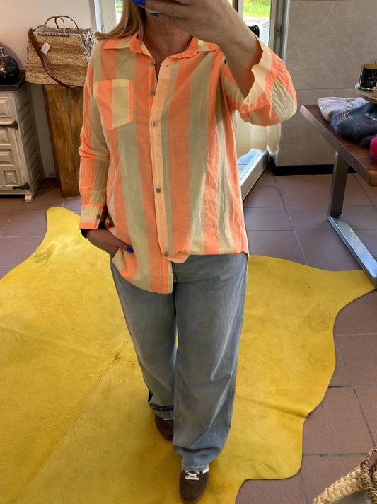Diese gestreifte Bluse von BELIEVE in den leuchtenden Farben Gelb und Orange wird dich sofort in Sommerstimmung versetzen! Kreiere individuelle Looks!