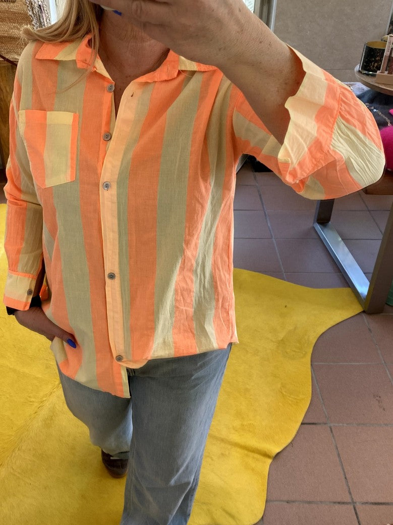 Diese gestreifte Bluse von BELIEVE in den leuchtenden Farben Gelb und Orange wird dich sofort in Sommerstimmung versetzen! Kreiere individuelle Looks!