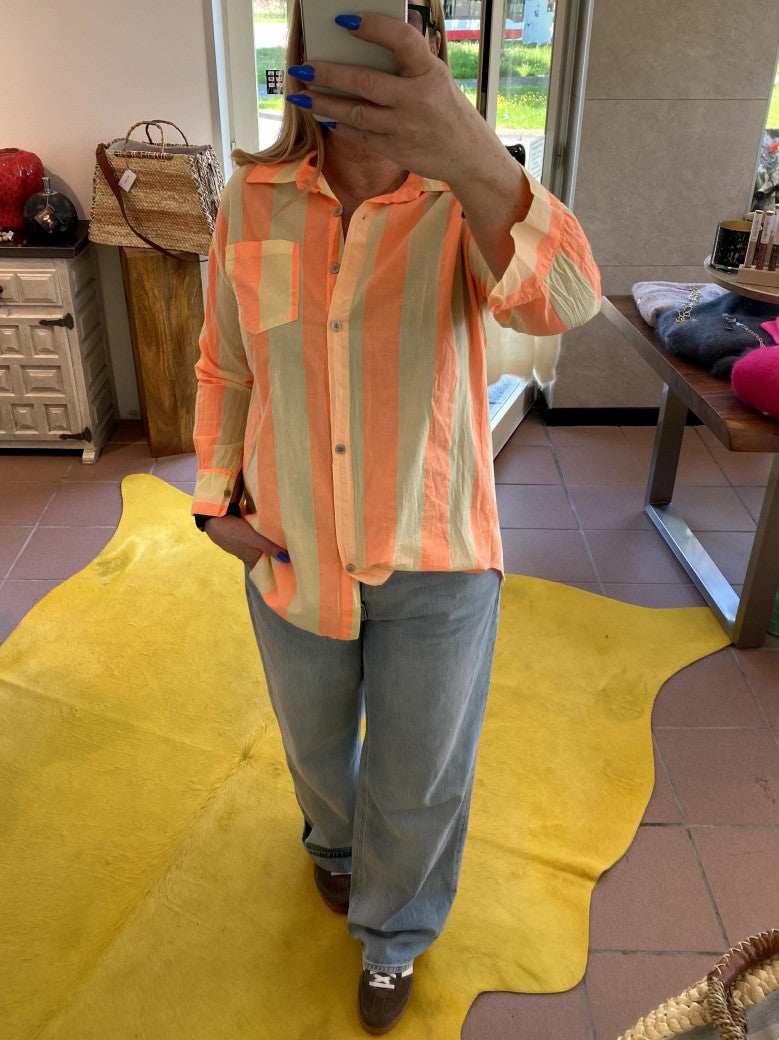 Diese gestreifte Bluse von BELIEVE in den leuchtenden Farben Gelb und Orange wird dich sofort in Sommerstimmung versetzen! Kreiere individuelle Looks!