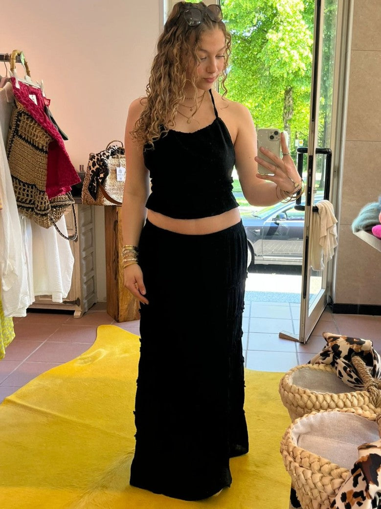 Entfliehe dem Alltag und tauche ein in den Boho Stil mit diesem traumhaften Set bestehend aus Maxi Stufenrock und Bindetop in elegantem Schwarz aus Baumwolle!