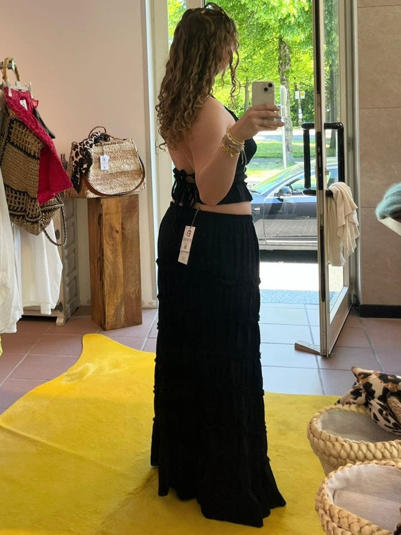 Entfliehe dem Alltag und tauche ein in den Boho Stil mit diesem traumhaften Set bestehend aus Maxi Stufenrock und Bindetop in elegantem Schwarz aus Baumwolle!