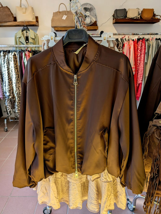 Die leichte Bomberjacke in warmem Coffee-Braun von DOLCE VITA verbindet stilvolles Design mit angenehmem Tragekomfort. Perfekt für wechselhaftes Wetter!