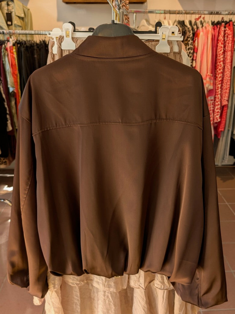 Die leichte Bomberjacke in warmem Coffee-Braun von DOLCE VITA verbindet stilvolles Design mit angenehmem Tragekomfort. Perfekt für wechselhaftes Wetter!