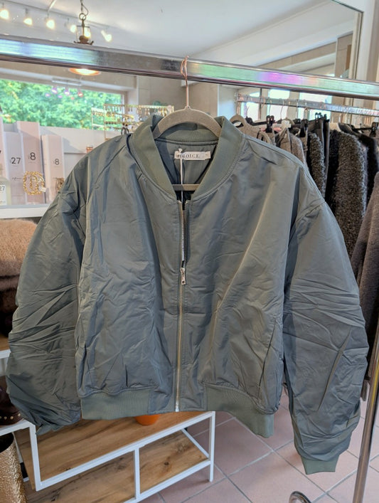 Die Bomberjacke aus hochwertigem Nylon in Eukalyptus als Statement verbindet urbanen Stil mit angenehmem Tragekomfort - perfekt und stilvoll für die kalte Jahreszeit!