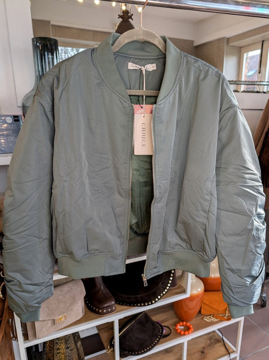 Die Bomberjacke aus hochwertigem Nylon in Eukalyptus als Statement verbindet urbanen Stil mit angenehmem Tragekomfort - perfekt und stilvoll für die kalte Jahreszeit!